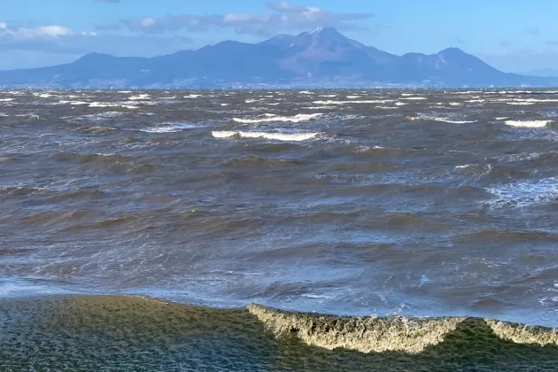Peter_Jordan_2025.jpeg Ett foto av ett hav med berg i fjärran. Foto.