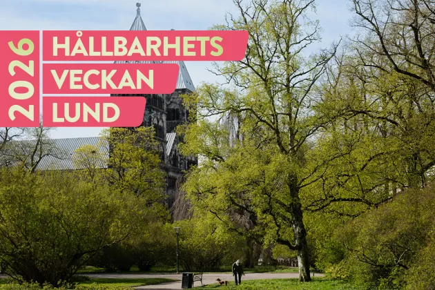Lunds domkyrka skymtar fram bakom gröna träd, på vänster sida av bilden syns Hållbarhetsveckans logga. Foto och grafisk bild.