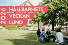 Studenter sitter på Lundagårds gräsmatta och samtalar. Foto. 
